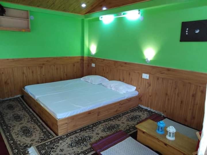 Flying Monk Huts & Restaurant Bed & Breakfast Kyelang Exterior photo